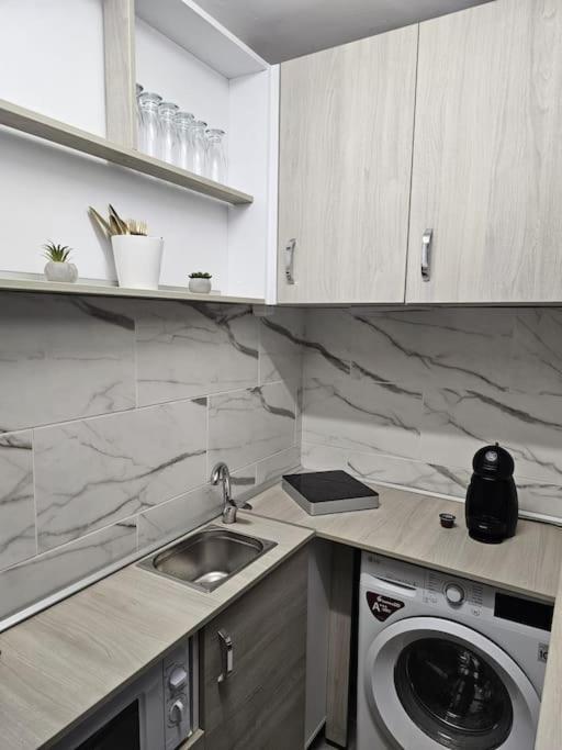Chic Galati Apartment: Urban Escape Kültér fotó