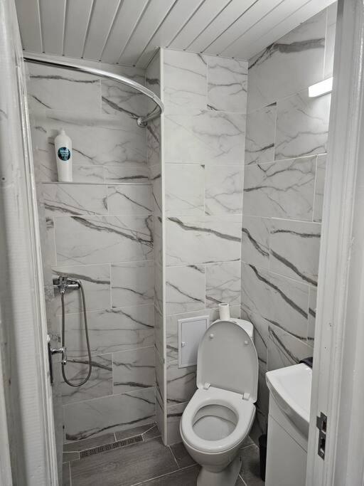 Chic Galati Apartment: Urban Escape Kültér fotó