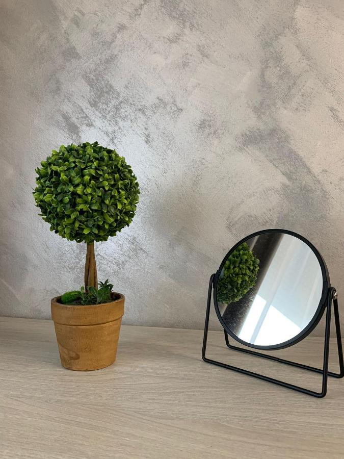 Chic Galati Apartment: Urban Escape Kültér fotó